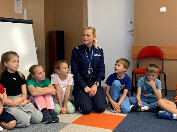 Zdjęcia przedstawiają policjantów w szkole podstawowej