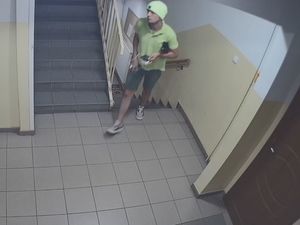 zdjęcie przedstawia mężczyznę na nagraniu monitoringu