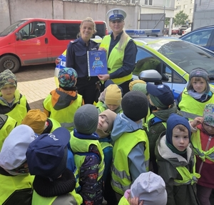 Dzieci uczestniczące w wizycie wraz z dwoma Policjantkami