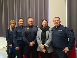Zdjęcia przedstawiają policjantów podczas konferencji w uczelni WSAiB