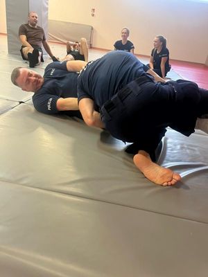 Zdjęcia przedstawiają policjantów podczas ćwiczeń