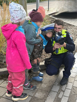 zdjęcia przedstawiają zdjęcia dzieci z przedszkola wraz z policjantami