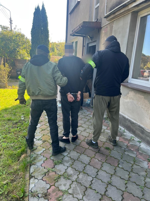 Zdjęcia przedstawiają policjantów podczas czynności służbowych oraz przedmiotów mieszczących się w lokalu