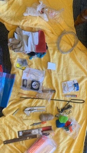 Zdjęcia przedstawiają policjantów podczas czynności służbowych oraz przedmiotów mieszczących się w lokalu