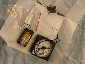 Zdjęcia przedstawiają policjantów podczas czynności służbowych oraz przedmiotów mieszczących się w lokalu