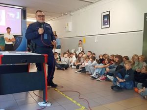 Zdjęcie przedstawiające dzielnicowego podczas spotkania z młodzieżą.