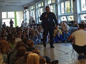 Zdjęcie przedstawiające dzielnicowego podczas spotkania z młodzieżą.