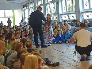Zdjęcie przedstawiające dzielnicowego podczas spotkania z młodzieżą.