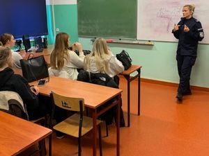 Zdjęcie przedstawiające policjantkę podczas prelekcji z młodzieżą
