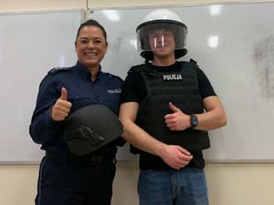 Zdjęcie przedstawiające policjantkę i ucznia.