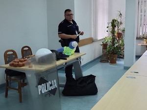 Zdjęcie przedstawiające dzielnicowego wraz z dziećmi, które odwiedziły komisariat