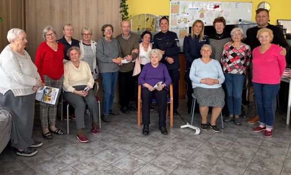 Zdjęcie przedstawiające policjantki podczas spotkania z seniorami.