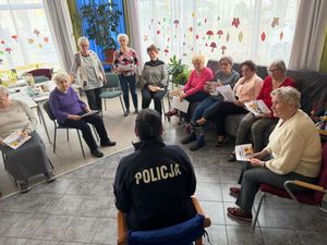 Zdjęcie przedstawiające policjantkę podczas spotkania z seniorami.