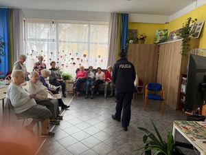 Zdjęcie przedstawiające policjantkę podczas spotkania z seniorami.