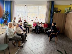 Zdjęcie przedstawiające policjantkę podczas spotkania z seniorami.