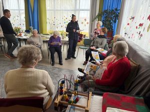 Zdjęcie przedstawiające policjantkę podczas spotkania z seniorami.