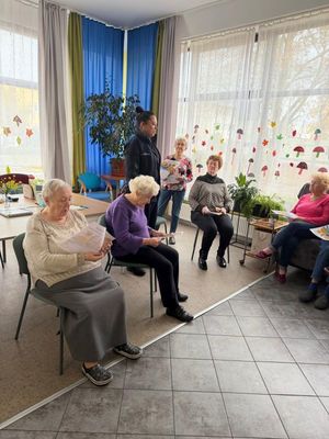 Zdjęcie przedstawiające policjantkę podczas spotkania z seniorami.