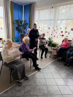 Zdjęcie przedstawiające policjantkę podczas spotkania z seniorami.