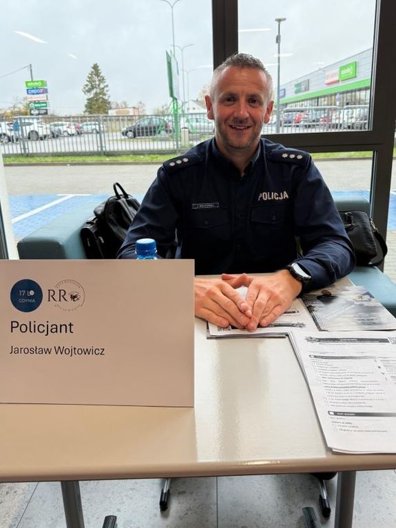 Zdjęcie przedstawiające policjanta.