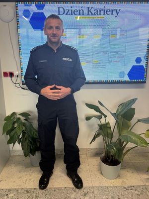 Zdjęcie przedstawiające policjanta.