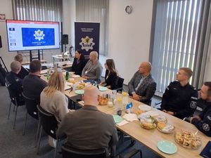 Zdjęcie przedstawiające spotkanie organizacyjne do projektu Napęd na cztery łapy, który realizowany będzie z Programu Funduszy Norweskich.