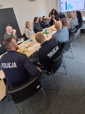 Zdjęcie przedstawiające spotkanie organizacyjne do projektu Napęd na cztery łapy, który realizowany będzie z Programu Funduszy Norweskich.