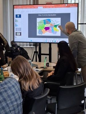 Zdjęcie przedstawiające spotkanie organizacyjne do projektu Napęd na cztery łapy, który realizowany będzie z Programu Funduszy Norweskich.