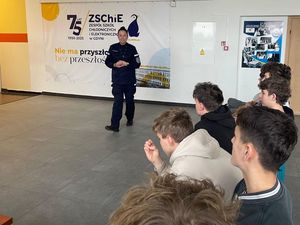 Zdjęcie przedstawiające policjantkę podczas prelekcji z uczniami.