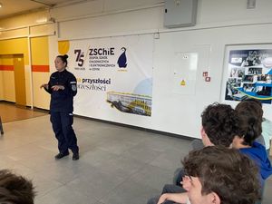 Zdjęcie przedstawiające policjantkę podczas prelekcji z uczniami.