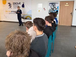 Zdjęcie przedstawiające policjantkę podczas prelekcji z uczniami.