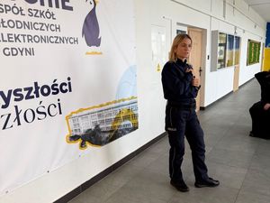 Zdjęcie przedstawiające policjantkę podczas prelekcji z uczniami.