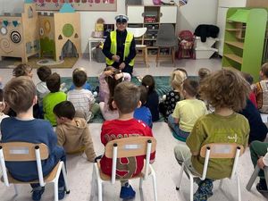 Przedszkolaki z Policjantką na spotkaniu o bezpieczeństwie i odblaskach