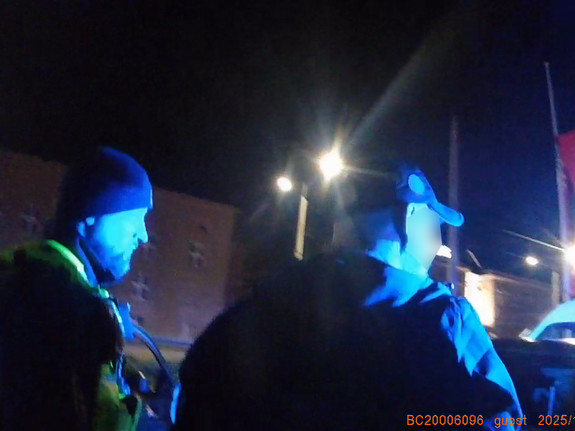 Zdjęcia przedstawiają mężczyznę w radiowozie wraz z policjantami