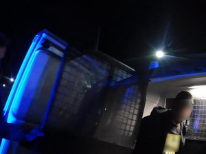 Zdjęcia przedstawiają mężczyznę w radiowozie wraz z policjantami