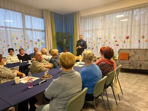 Zdjęcia przedstawiają Policjanta podczas prelekcji z seniorami