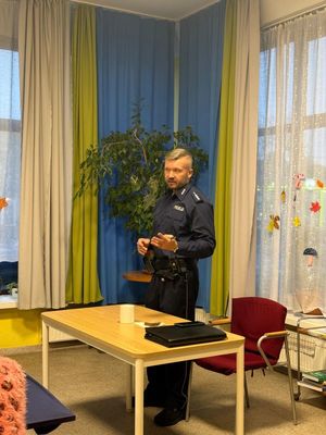 Zdjęcia przedstawiają Policjanta podczas prelekcji z seniorami