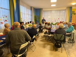 Zdjęcia przedstawiają Policjanta podczas prelekcji z seniorami