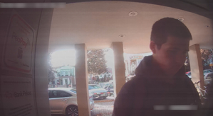 Zdjęcie przedstawia mężczyznę przed bankomatem.