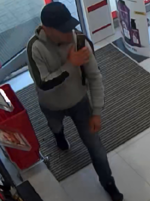 Zdjęcie przedstawia mężczyznę w drogerii.