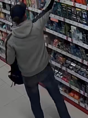 Zdjęcie przedstawia mężczyznę w drogerii.