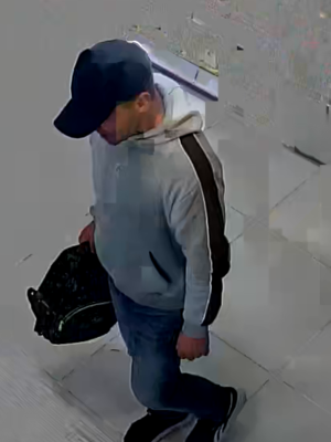 Zdjęcie przedstawia mężczyznę w drogerii.