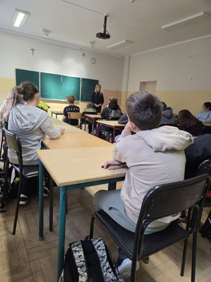 Zdjęcie przedstawia policjanta podczas zajęć profilaktycznych.