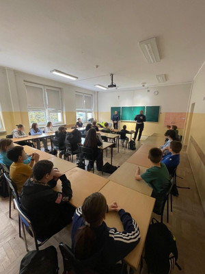 Zdjęcie przedstawia policjanta podczas zajęć profilaktycznych.