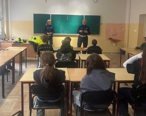 Zdjęcie przedstawia policjanta podczas zajęć profilaktycznych.