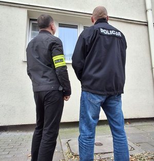 lista telefonów pomocowych oraz zdjęcie przedstawiające policjantów