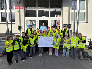 Zdjęcie przedstawia policjantkę z dziećmi.