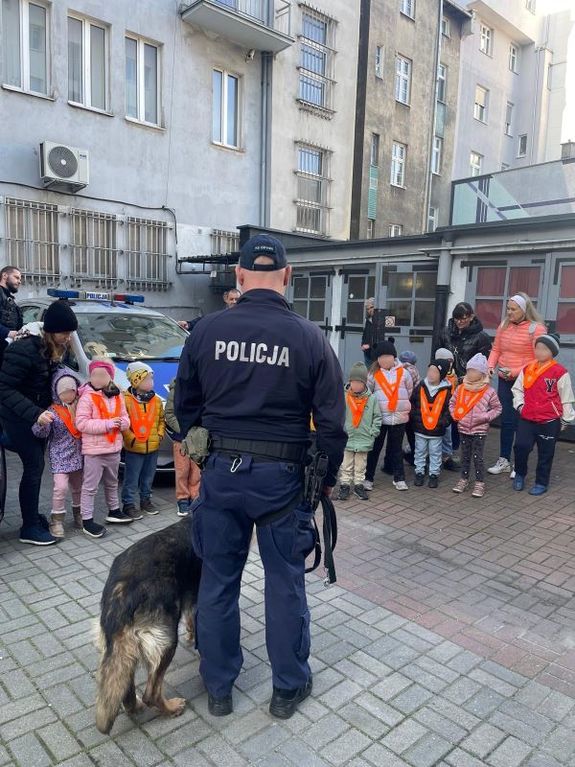 zdjęcia przedstawiają przedszkolaków i policjantów
