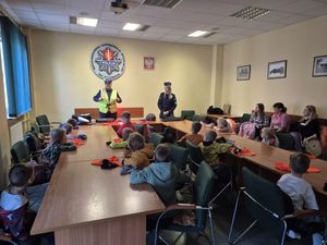 zdjęcia przedstawiają przedszkolaków i policjantów