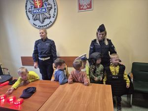 zdjęcia przedstawiają przedszkolaków i policjantów