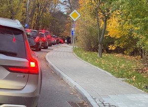 Zdjęcie przedstawia samochody w korku.